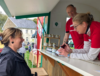 Werte verbinden - Caritasverband Oberberg und Bergisch Pur vereinbaren Kooperation